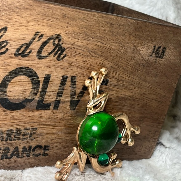 Frog Brooch with large Green Gem - Picture 8 of 10